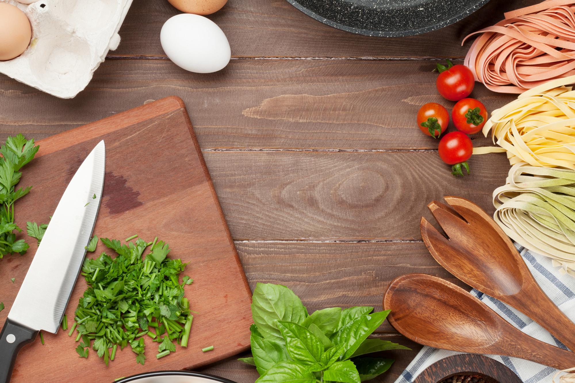 Set di utensili da cucina e ingredienti freschi sul tavolo