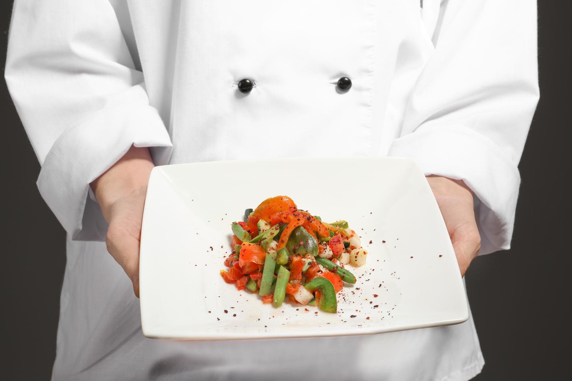Chef che mostra un piatto moderno